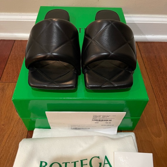 AUTHENTIC Bottega Veneta Rubber Lido Sandals 38.5 - Picture 1 of 9